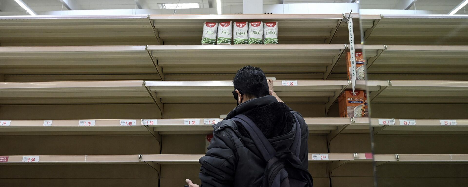 Покупатели приобретают товары первой необходимости в супермаркете в Мадриде - Sputnik Азербайджан, 1920, 28.03.2022