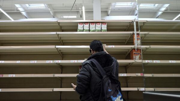Покупатели приобретают товары первой необходимости в супермаркете в Мадриде - Sputnik Азербайджан