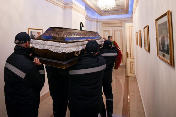 Церемония прощания с первым президентом Азербайджана Аязом Муталлибовым. - Sputnik Азербайджан