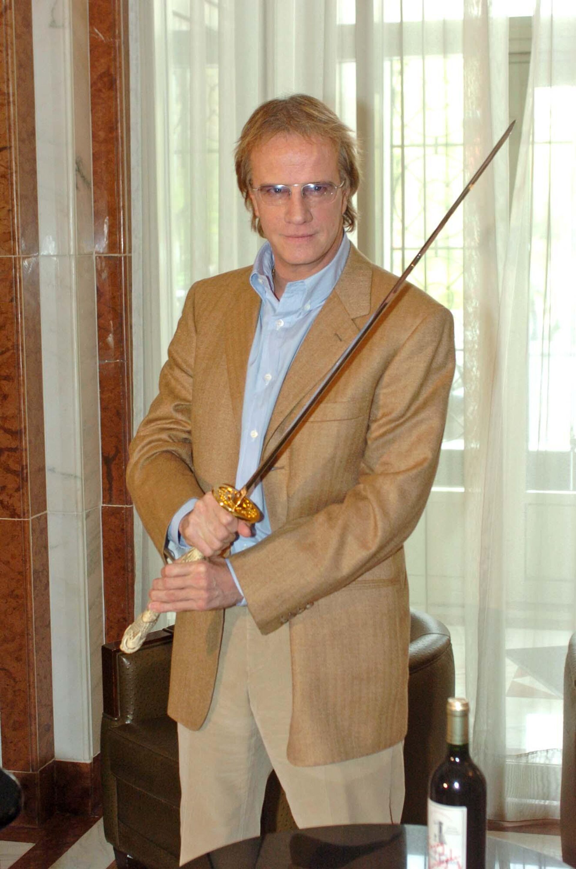 Кристофер Ламберт демонстрирует копию своего меча, использованного им в сериале «Горец», Будапешт 15 апреля 2005 года - Sputnik Азербайджан, 1920, 28.03.2022