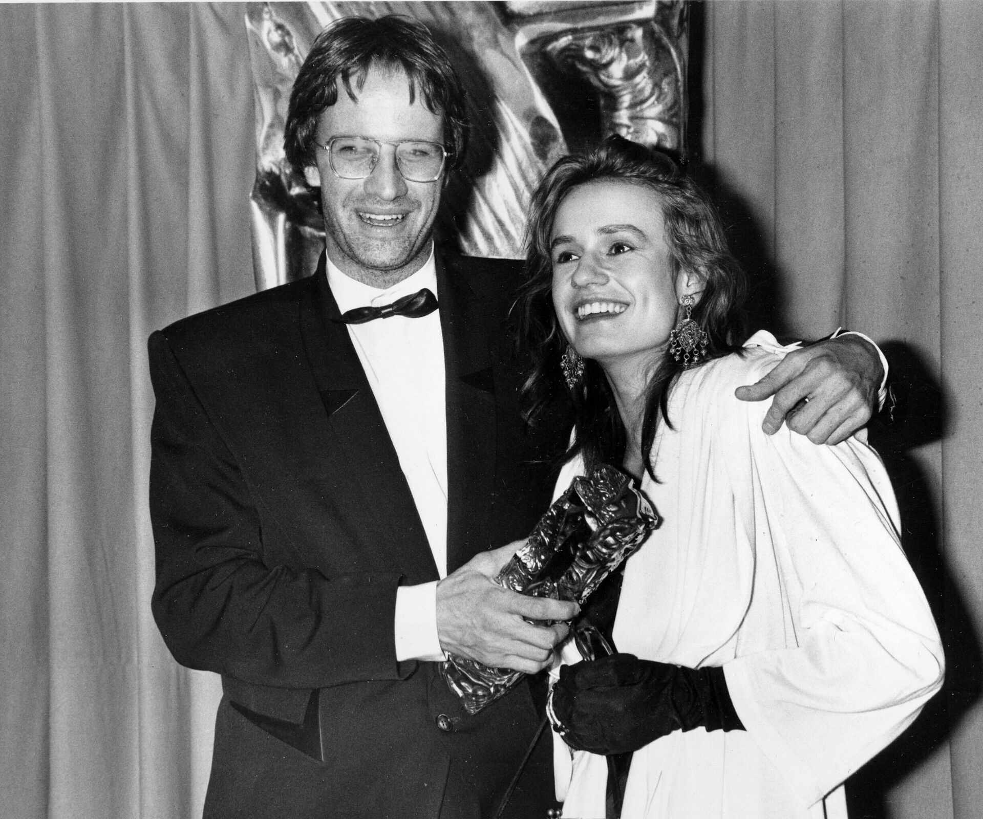 Актер Кристоф Ламберт и актриса Сандрин Боннер позируют после вручения 11-й премии «Сезар» в Париже, 23 февраля 1986 года - Sputnik Азербайджан, 1920, 28.03.2022