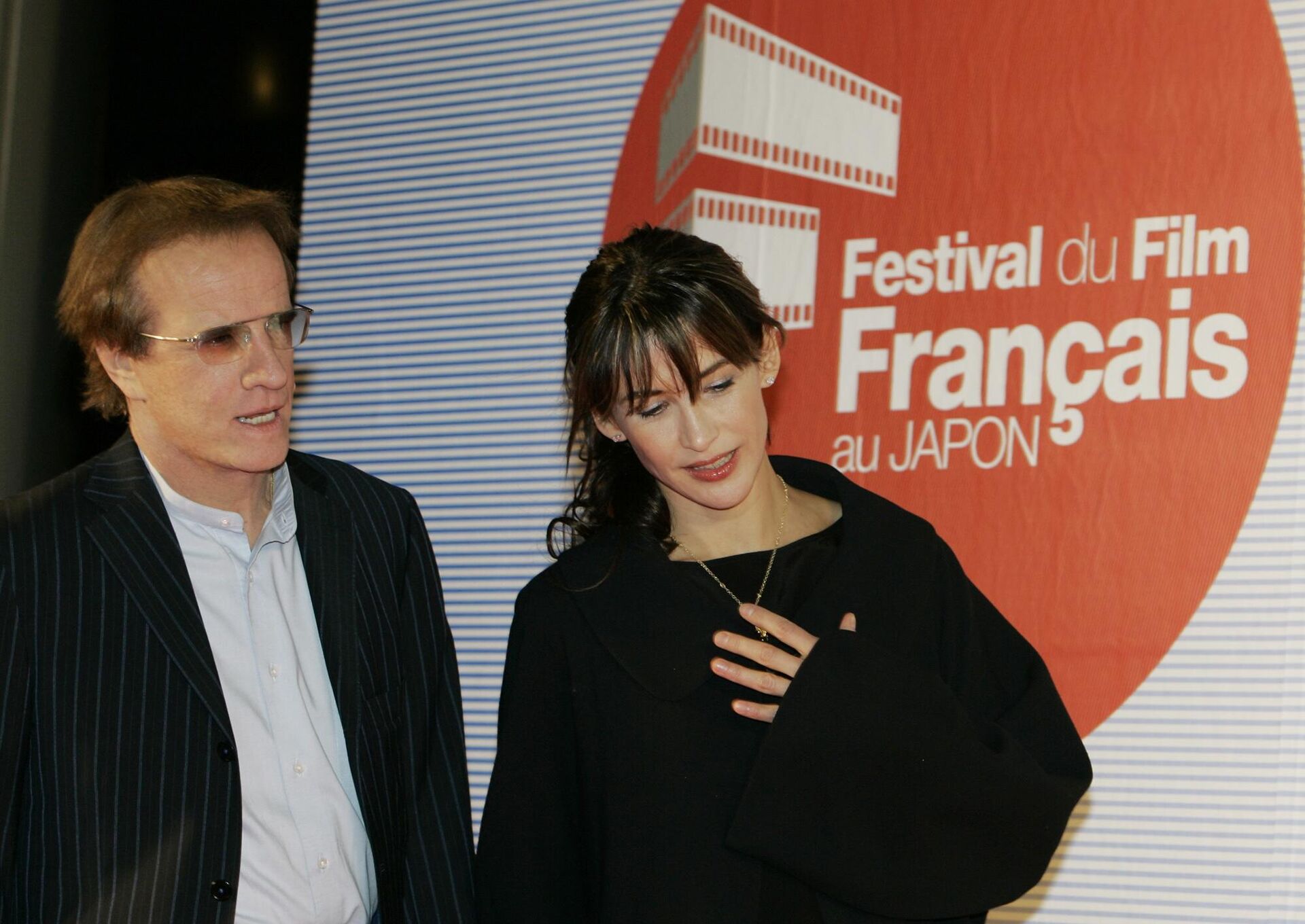 Французская актриса Софи Марсо (справа) и актер Кристофер Ламберт позируют фотографам на фестивале французского кино в Токио, 13 марта 2008 года - Sputnik Азербайджан, 1920, 28.03.2022