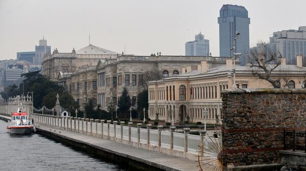 Вид на дворец Долмабахче в Стамбуле во время проведения переговоров между Россией и Украиной - Sputnik Azərbaycan