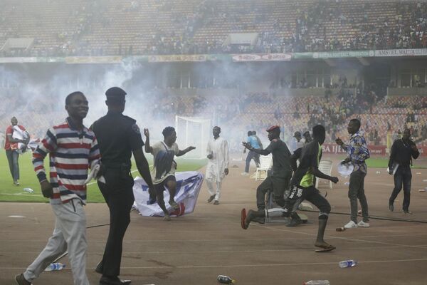 Полиция применяет слезоточивый газ в конце футбольного матча на чемпионате мира по футболу между сборными Ганы и Нигерии. - Sputnik Азербайджан