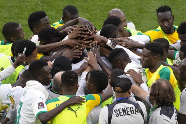 Игроки Сенегала во время матча чемпионата мира по футболу 2022 года между Сенегалом и Египтом. - Sputnik Азербайджан