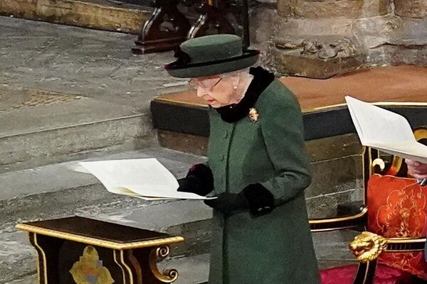 Специально для удобства королевы, чтобы не утомлять ее длинной церемонией, службу было решено сократить до 45 минут. - Sputnik Азербайджан