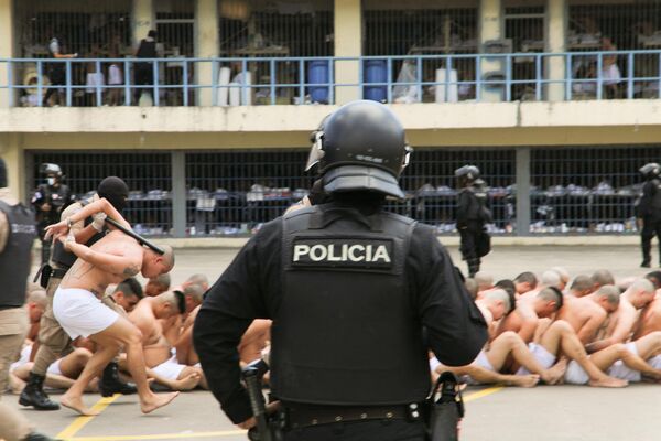 Члены банд вне своих камер во время обыска в тюрьме Сьюдад-Барриос после всплеска убийств в Сальвадоре. - Sputnik Азербайджан