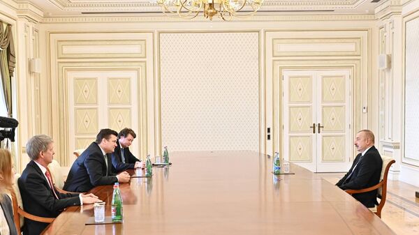 Президент Азербайджанской Республики Ильхам Алиев в среду, 30 марта принял министра вооруженных сил Великобритании, члена парламента Великобритании Джеймса Хиппи - Sputnik Азербайджан