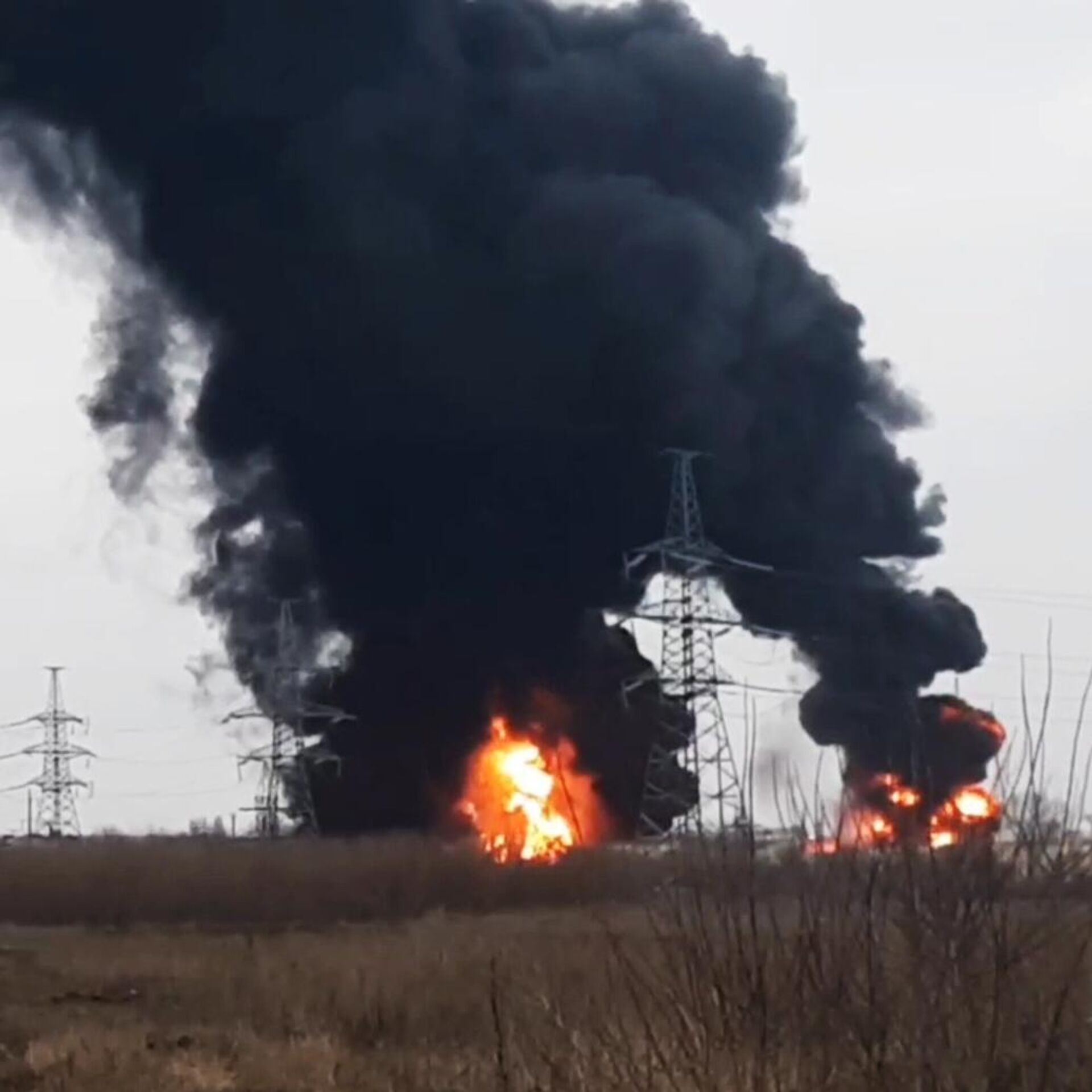 Удар по нефтебазе сегодня. Пожар на нефтебазе в Белгороде. Белгородская область пожар на Нефтебаза. Атака на нефтебазу в Белгороде. Удар по нефтебазе в Белгороде.