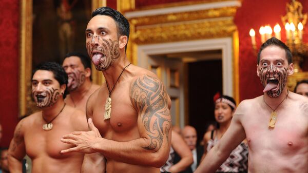 Мужчины из новозеландского племени Маори во время танца  - Sputnik Азербайджан