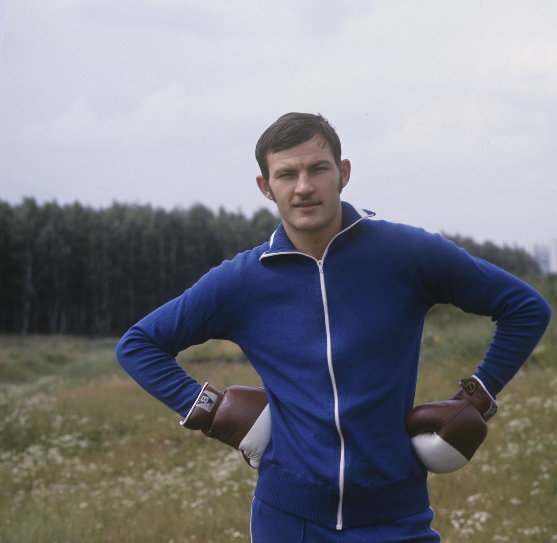 Олимпийский чемпион Вячеслав Лемешев тренируется на природе - Sputnik Азербайджан, 1920, 01.04.2022