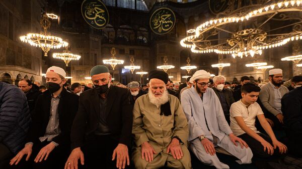 Мусульмане совершают молитву в Рамадан в Большой мечети Святой Софии в Стамбуле. - Sputnik Азербайджан