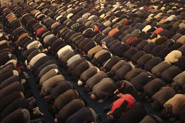 Мусульмане совершают молитву в Рамадан в мечети Святой Софии в Стамбуле. - Sputnik Азербайджан