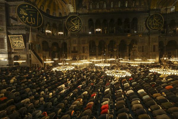 Мусульмане совершают молитву в Рамадан в мечети Святой Софии в Стамбуле. - Sputnik Азербайджан