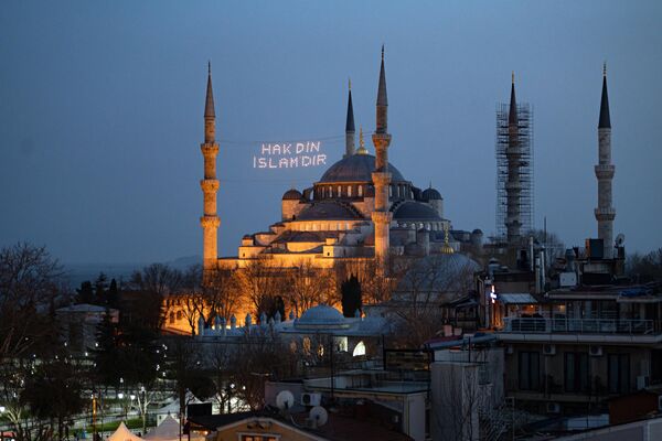 В Стамбуле одним из главных событий недели стала вечерняя молитва таравих в Соборе Святой Софии, построенном византийским императором Юстинианом I и обращённом в мечеть после османского завоевания Константинополя. - Sputnik Азербайджан