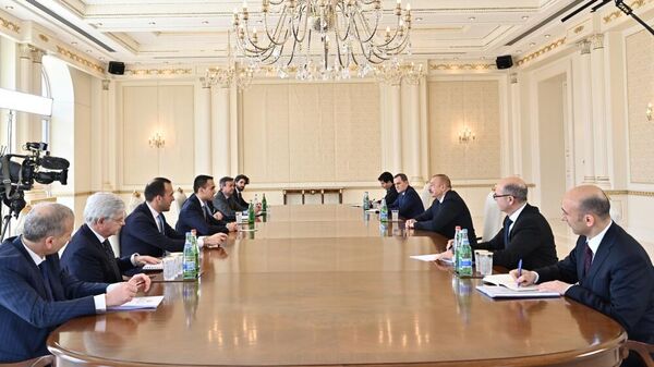 Президент Азербайджанской Республики Ильхам Алиев в субботу, 2 апреля принял делегацию во главе с министром иностранных дел и международного сотрудничества Италии Луиджи Ди Майо - Sputnik Азербайджан