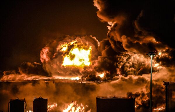 Дым и пламя над нефтяным предприятием Saudi Aramco в городе Джидда в Саудовской Аравии. - Sputnik Азербайджан