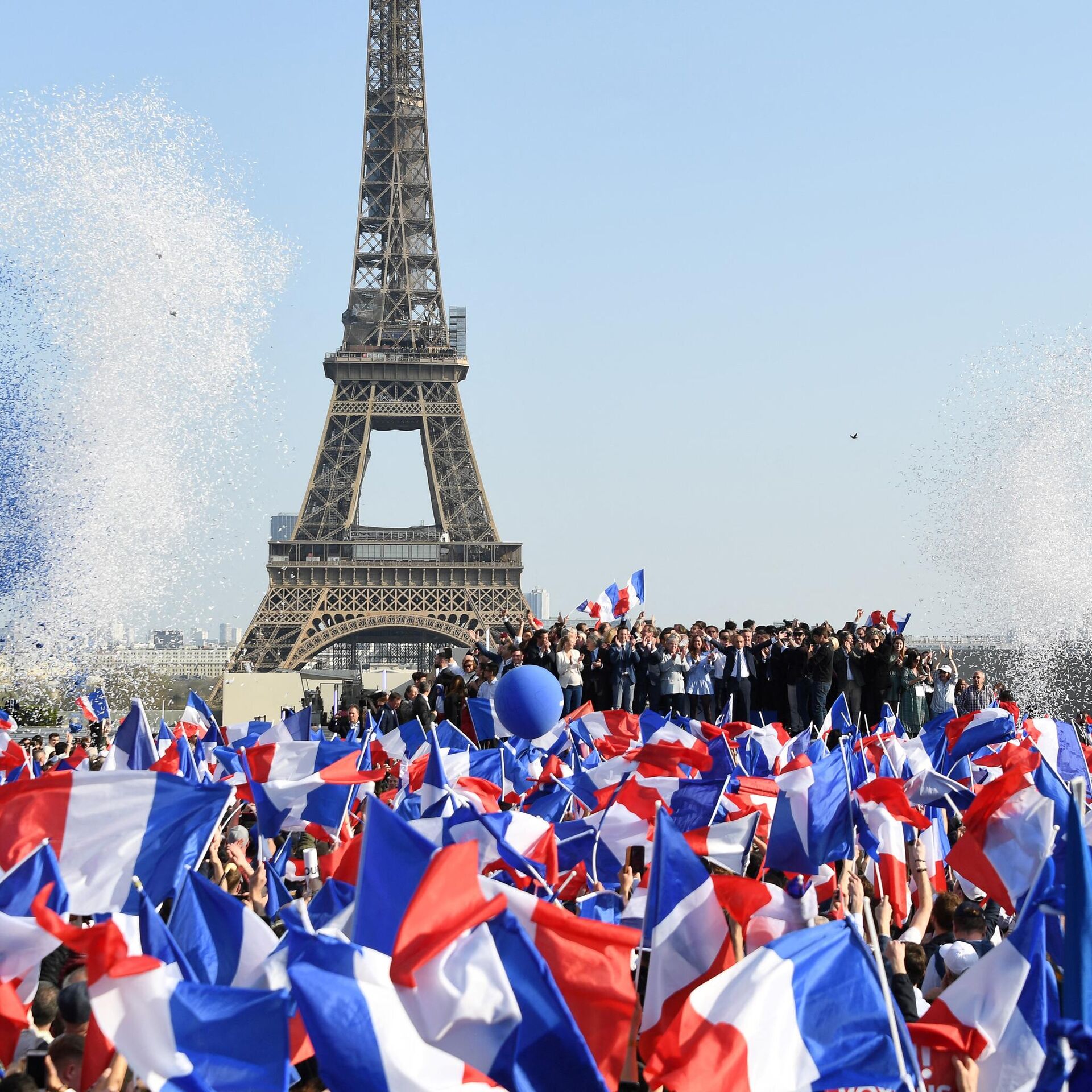 C france. Франция и Канада отношения. Париж и парижане. Митинги в России. Митинги в России 2023.