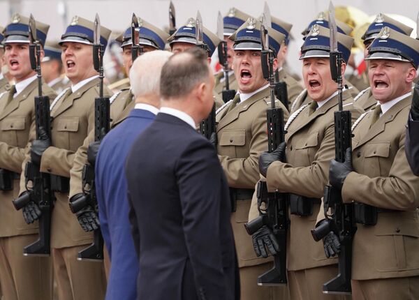 Польские солдаты почетного караула перед президентом США Джо Байденом и президентом Польши Анджеем Дудой в Варшаве. - Sputnik Азербайджан