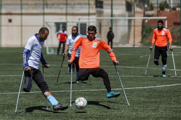 Сирийские инвалиды боевых действий принимают участие в футбольном матче во время турнира, организованного местной благотворительной организацией и Международной организацией социального развития в Африне. - Sputnik Азербайджан
