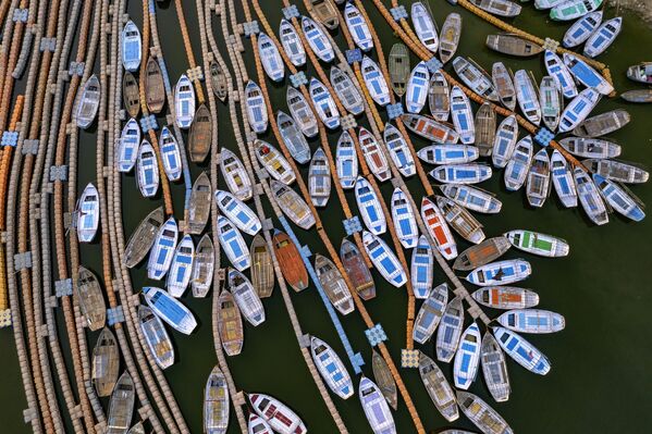 Стоянка лодок на притоке Ганга Ямуни в индийском городе Праяградж. - Sputnik Азербайджан