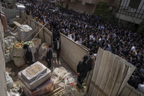 Похороны 29-летнего Авишая Йехезкеля, застреленного во время теракта в Бней-Браке, Израиль. - Sputnik Азербайджан