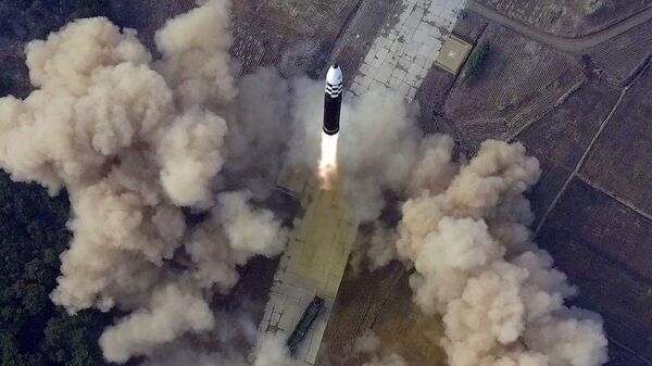 Испытательный пуск межконтинентальной баллистической ракеты (МБР) нового типа «Хвасонпхо-17» в КНДР - Sputnik Азербайджан