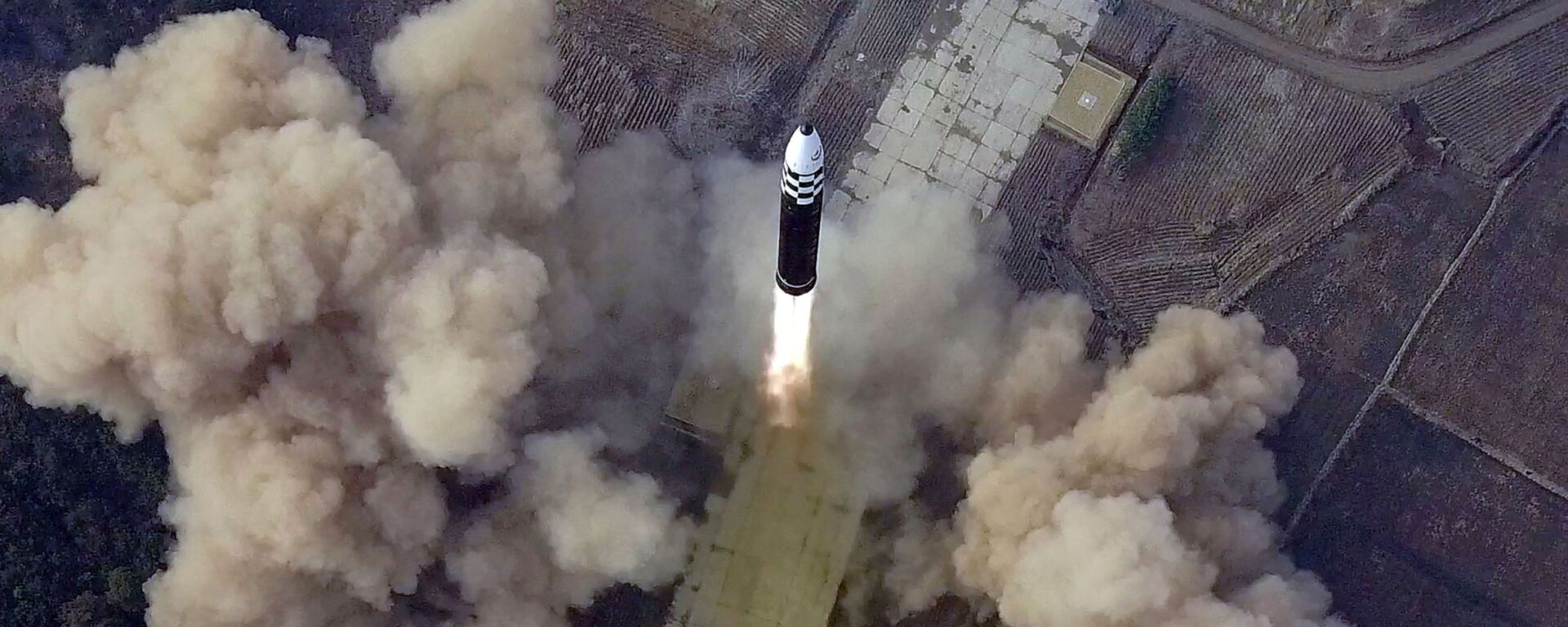 Испытательный пуск межконтинентальной баллистической ракеты (МБР) нового типа «Хвасонпхо-17» в КНДР - Sputnik Азербайджан, 1920, 05.01.2024