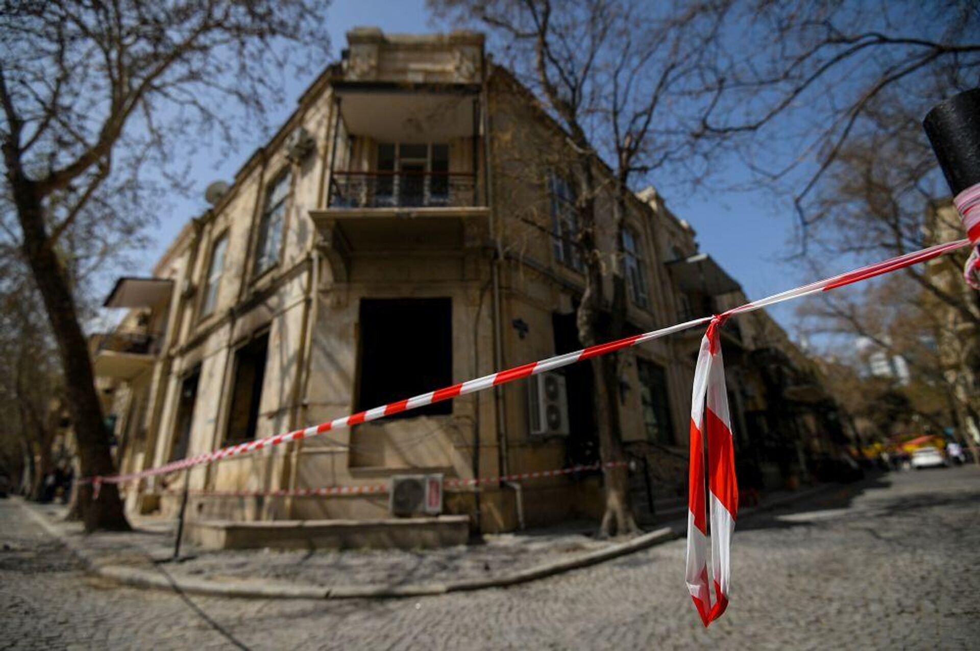 На месте взрыва, произошедшего 3 апреля 2022 года на объекте, расположенном по улице Тарлана Алиярбекова в Сабаильском районе - Sputnik Azərbaycan, 1920, 31.12.2022