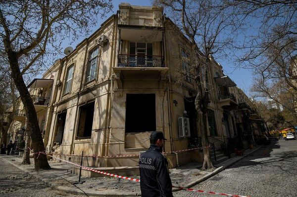 На месте взрыва, произошедшего 3 апреля 2022 года на объекте, расположенном по улице Тарлана Алиярбекова в Сабаильском районе - Sputnik Azərbaycan