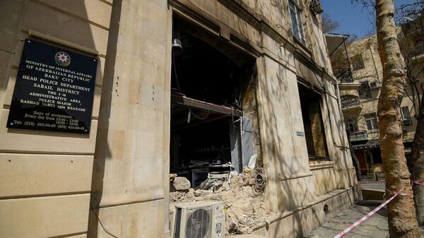На месте взрыва, произошедшего 3 апреля 2022 года на объекте, расположенном по улице Тарлана Алиярбекова в Сабаильском районе - Sputnik Азербайджан
