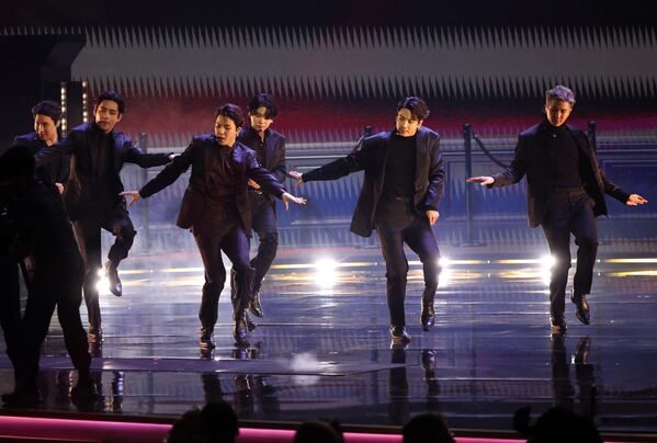 Южнокорейская группа BTS во время выступления на Grammy в лас-Вегасе. - Sputnik Азербайджан