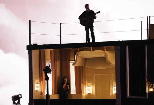 Певица Билли Айлиш во время выступления на церемонии вручения музыкальной премии Grammy в Лас-Вегасе. - Sputnik Азербайджан