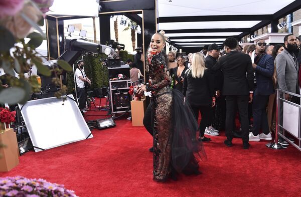 Модель Жасмин Сандерс на церемонии вручения музыкальной премии Grammy в Лас-Вегасе. - Sputnik Азербайджан