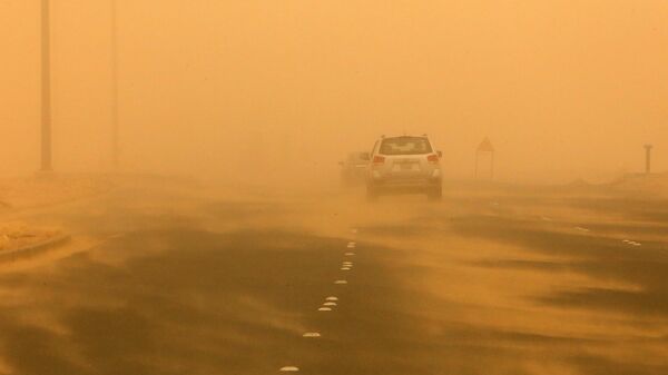Движение автомобилей во время пыльной бури, фото из архива - Sputnik Азербайджан