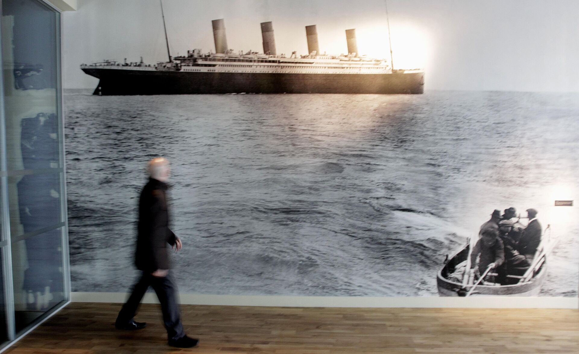 Мужчина проходит мимо последнего снимка «Титаника», сделанного у побережья Корка в Ирландии, фото из архива - Sputnik Азербайджан, 1920, 13.04.2023