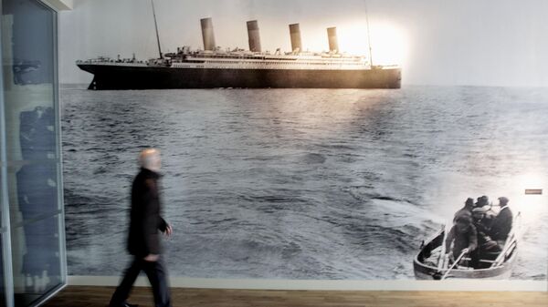 Мужчина проходит мимо последнего снимка «Титаника», сделанного у побережья Корка в Ирландии, фото из архива - Sputnik Азербайджан
