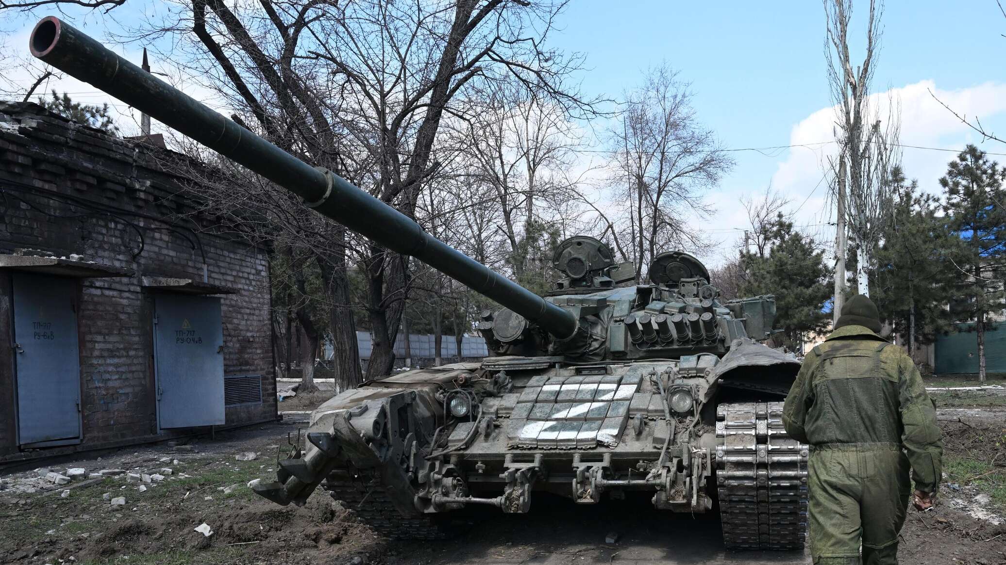 Россия потратила на войну с украиной. Т-72 Мариуполь. Танки т72 на Украине. Т-72 ЛНР. Т-72б3 в Мариуполе.