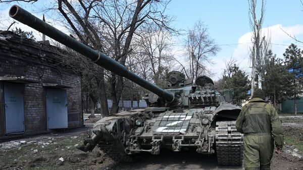 Танка Т-72 на одной из улиц Мариуполя - Sputnik Азербайджан