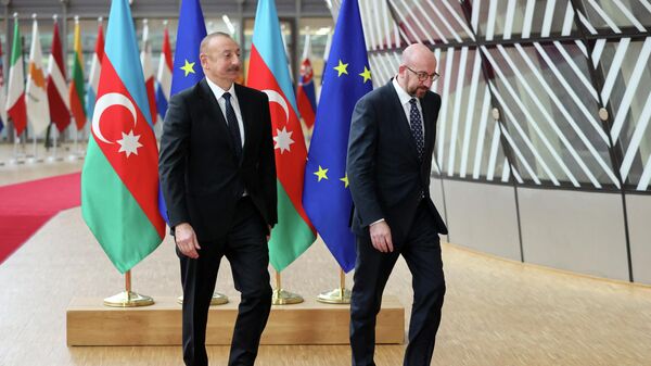 Президент Ильхам Алиев и глава Евросовета Шарль Мишель фото из архива - Sputnik Азербайджан