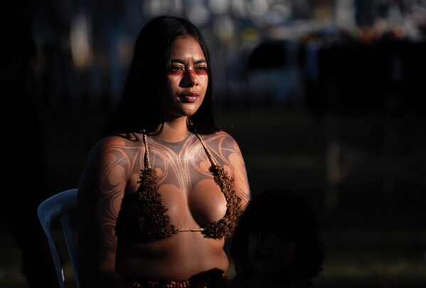 Женщина коренного населения в лагере протеста Terra Livre в Бразилиа. - Sputnik Азербайджан