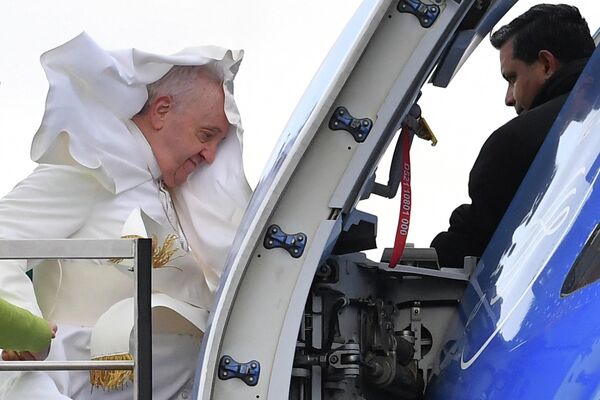 Папа Франциск садится в свой самолет из лифта в римском аэропорту Фьюмичино. - Sputnik Азербайджан