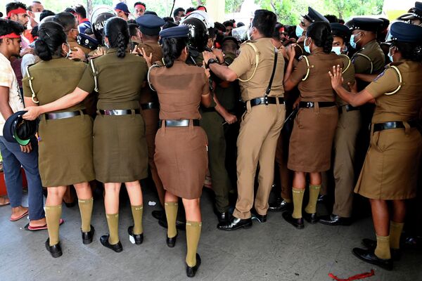 Polis əməkdaşları Şri-Lankanın dağıdıcı iqtisadi böhranına etiraz edən tibb tələbələrinin qarşısını almağa çalışırlar. - Sputnik Azərbaycan