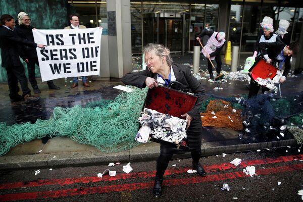 Активисты Ocean Rebellion проводят акцию протеста с предметами, представляющими пластиковые отходы, возле Международной морской организации в Лондоне, Великобритания. - Sputnik Азербайджан