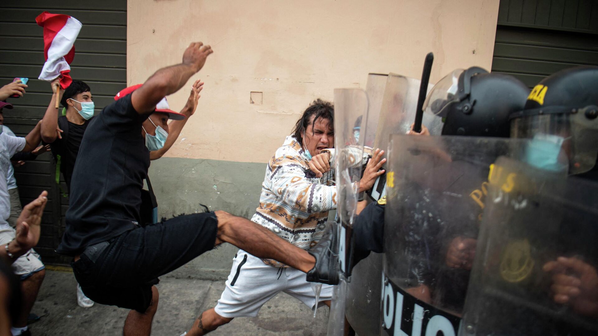 Столкновения людей с полицией во время акции протеста против правительства президента Перу Педро Кастильо в Лиме - Sputnik Азербайджан, 1920, 30.06.2022