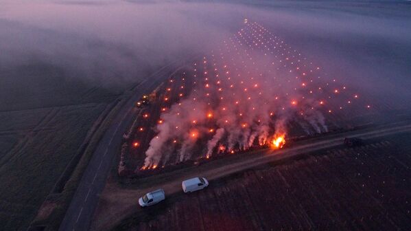 Fransanın mərkəzində üzüm bağlarını şaxtadan qorumaq üçün yandırılan ocaqlardan havaya yüksələn tüstü. - Sputnik Azərbaycan