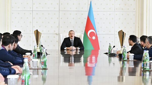 Президент Ильхам Алиев принял членов сборной Азербайджана, участвовавших в чемпионате Европы по борьбе в Венгрии - Sputnik Азербайджан
