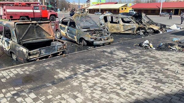 Сгоревшие автомобили возле вокзала в Краматорске - Sputnik Азербайджан