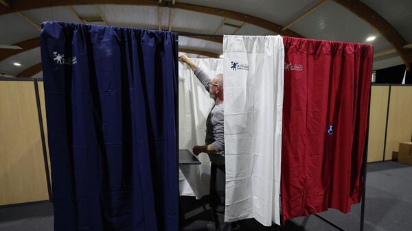 Подготовка избирательного участка к предстоящим президентским выборам во Франции - Sputnik Азербайджан