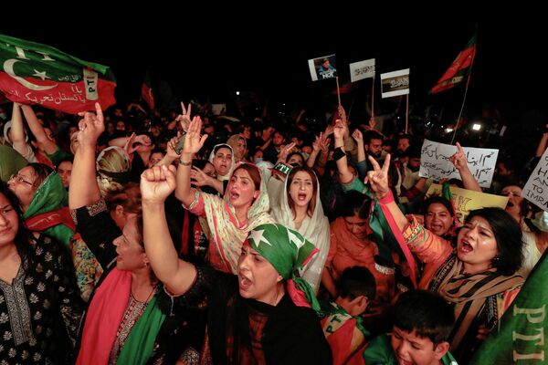 Десятки тысяч сторонников бывшего премьера Пакистана Имрана Хана и возглавляемой им партии &quot;Техрик-и-Инсаф&quot; вышли на улицы, чтобы выразить свою поддержку. - Sputnik Азербайджан